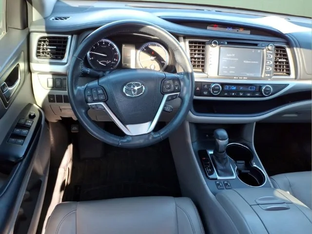Used 2017 Silver Toyota XLE image 13