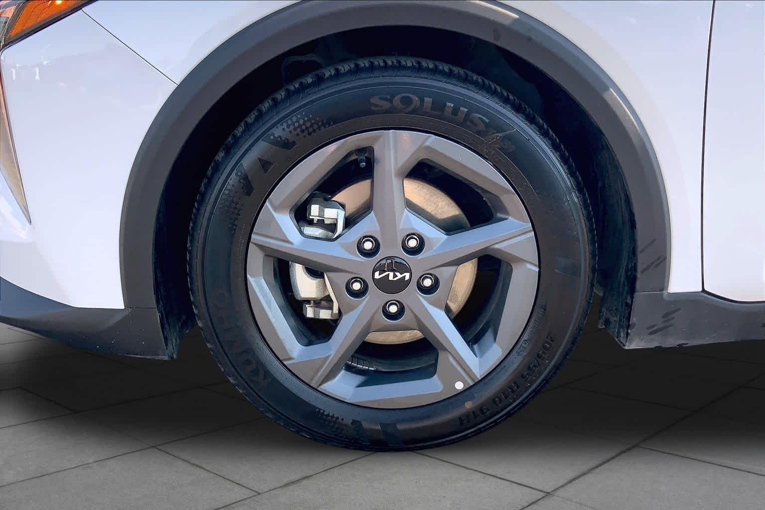 Used 2025 Snow White Pearl Kia LXS image 11
