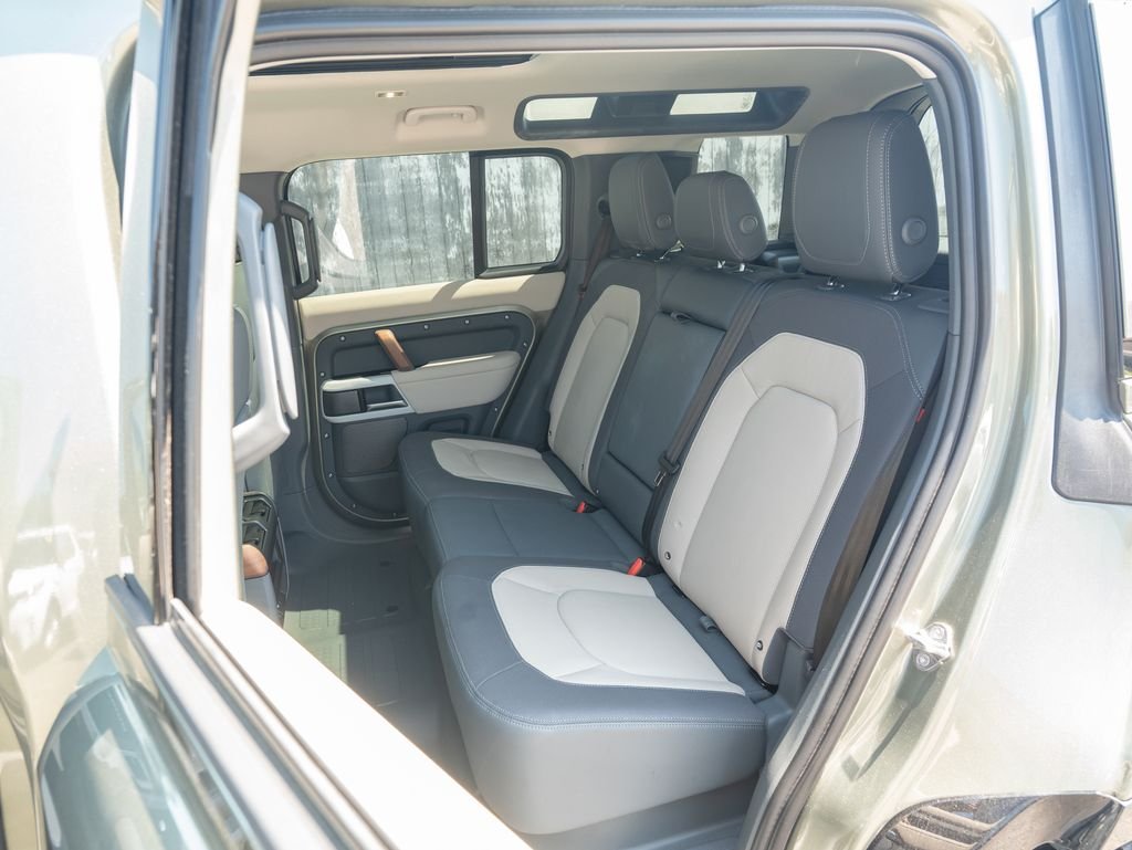 Used 2024 Green Land Rover X-Dynamic SE image 36