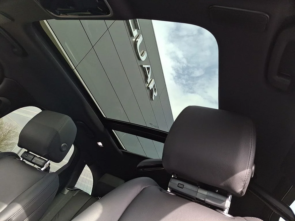 New 2026 Fuji White Land Rover Dynamic SE image 10