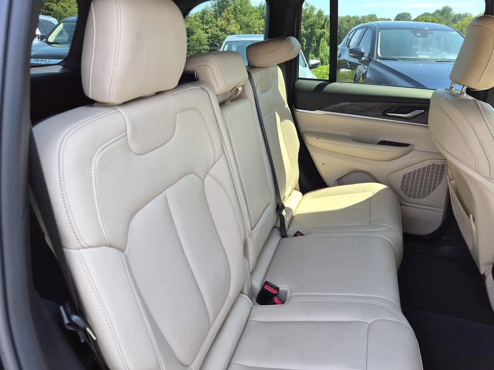 Used 2023 Diamond Black Crystal Pearlcoat Jeep Limited image 35