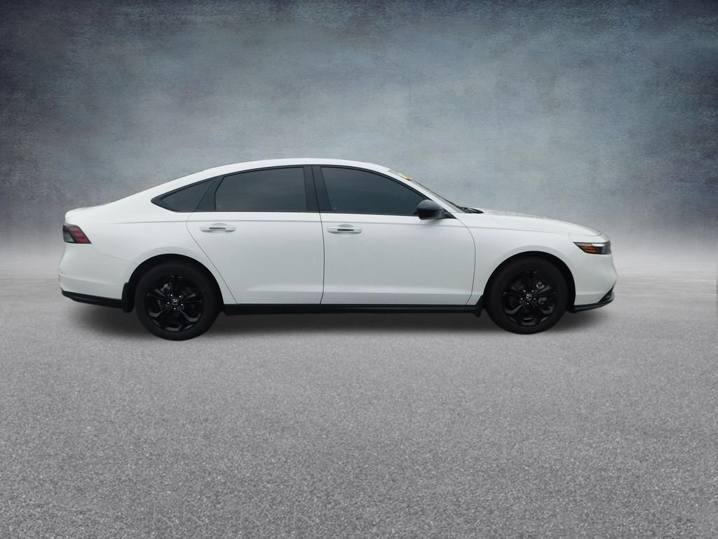 Used 2025 White Honda SE image 2