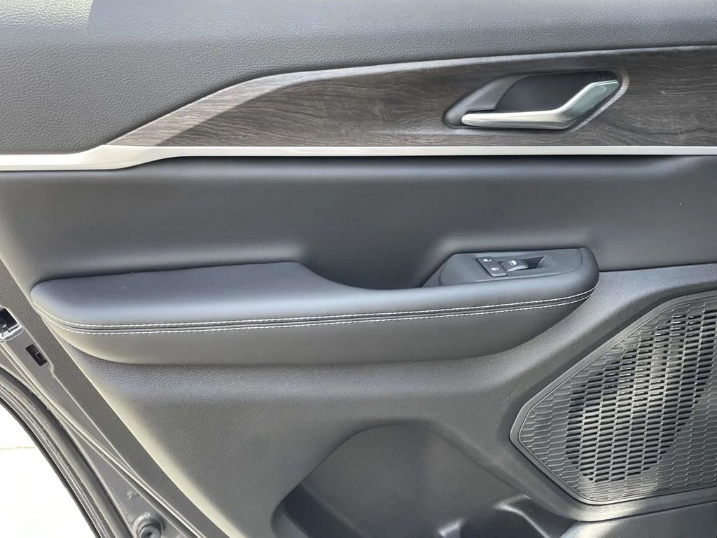 New 2026 Baltic Gray Metallic Clear-Coat Exterior Paint Jeep Altitude image 20
