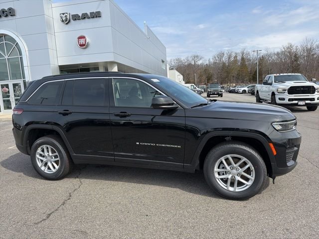 New 2026 Diamond Black Crystal Pearl-Coat Exterior Paint Jeep Laredo X image 2