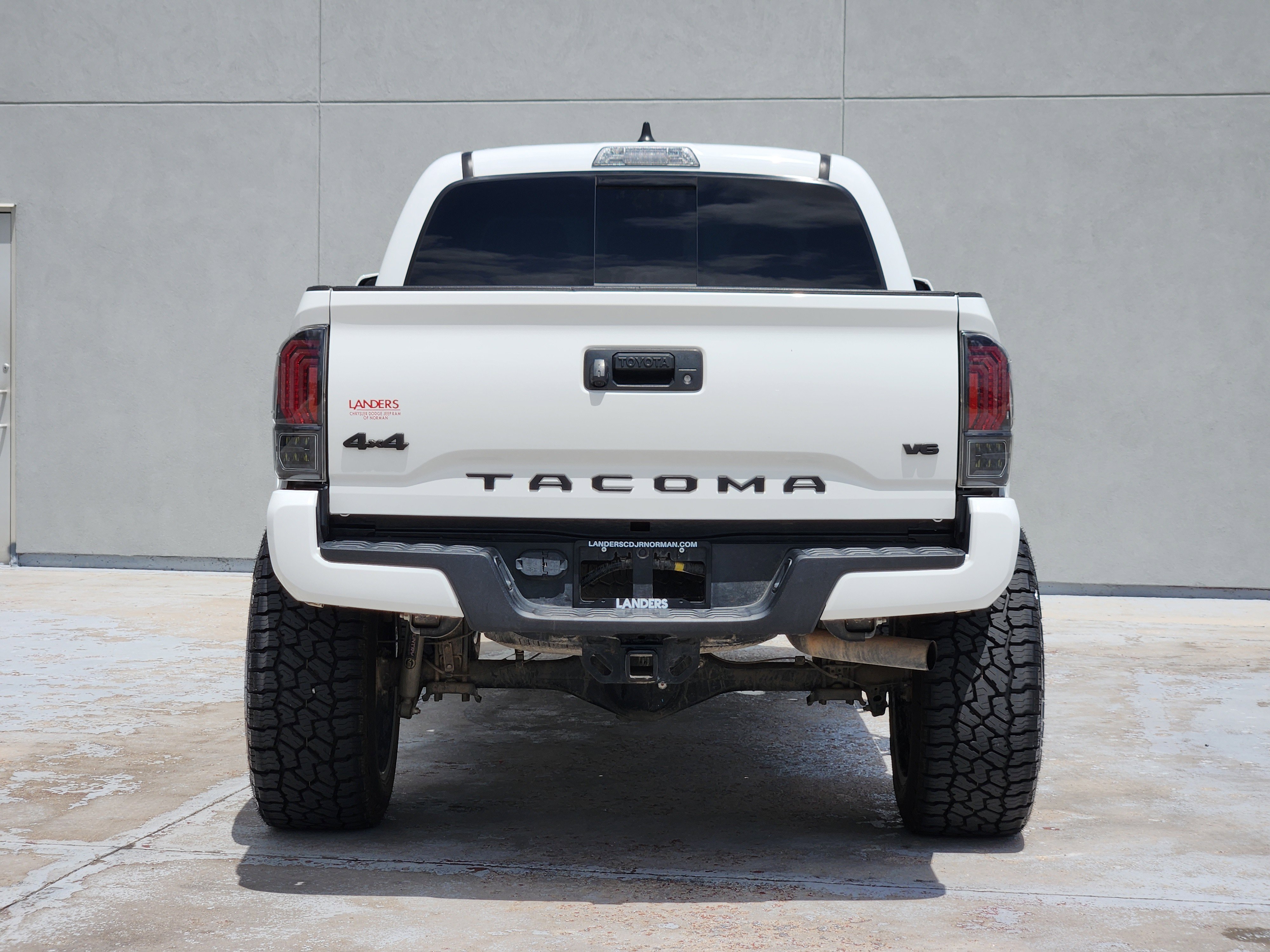 Used 2022 White Toyota SR5 image 7