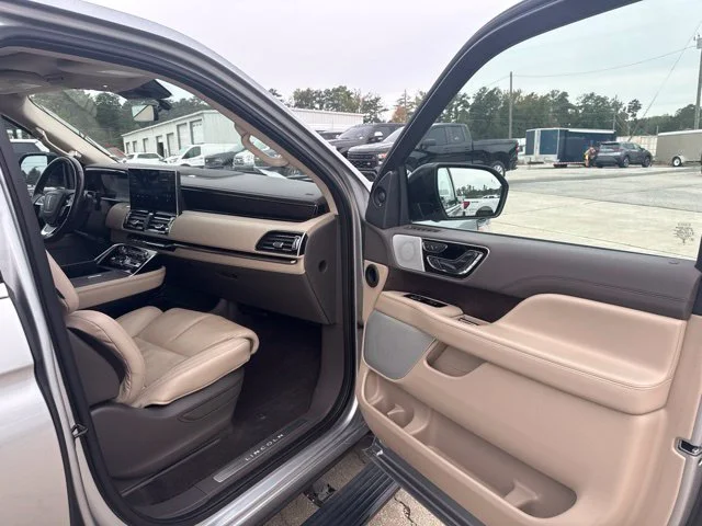 Used 2023 Silver Lincoln Reserve image 23