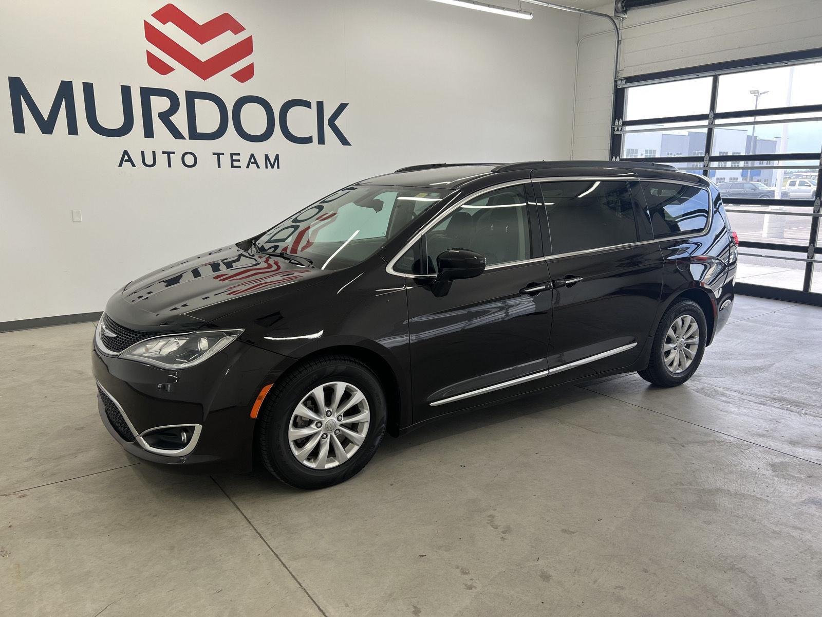 2017 Chrysler Pacifica Touring-L's photo