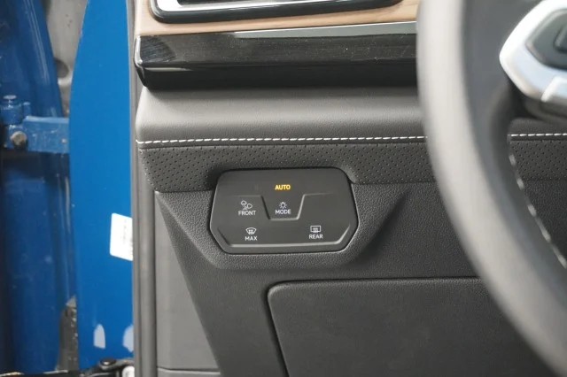 2025 Volkswagen Atlas SE w/Tech - Photo 32
