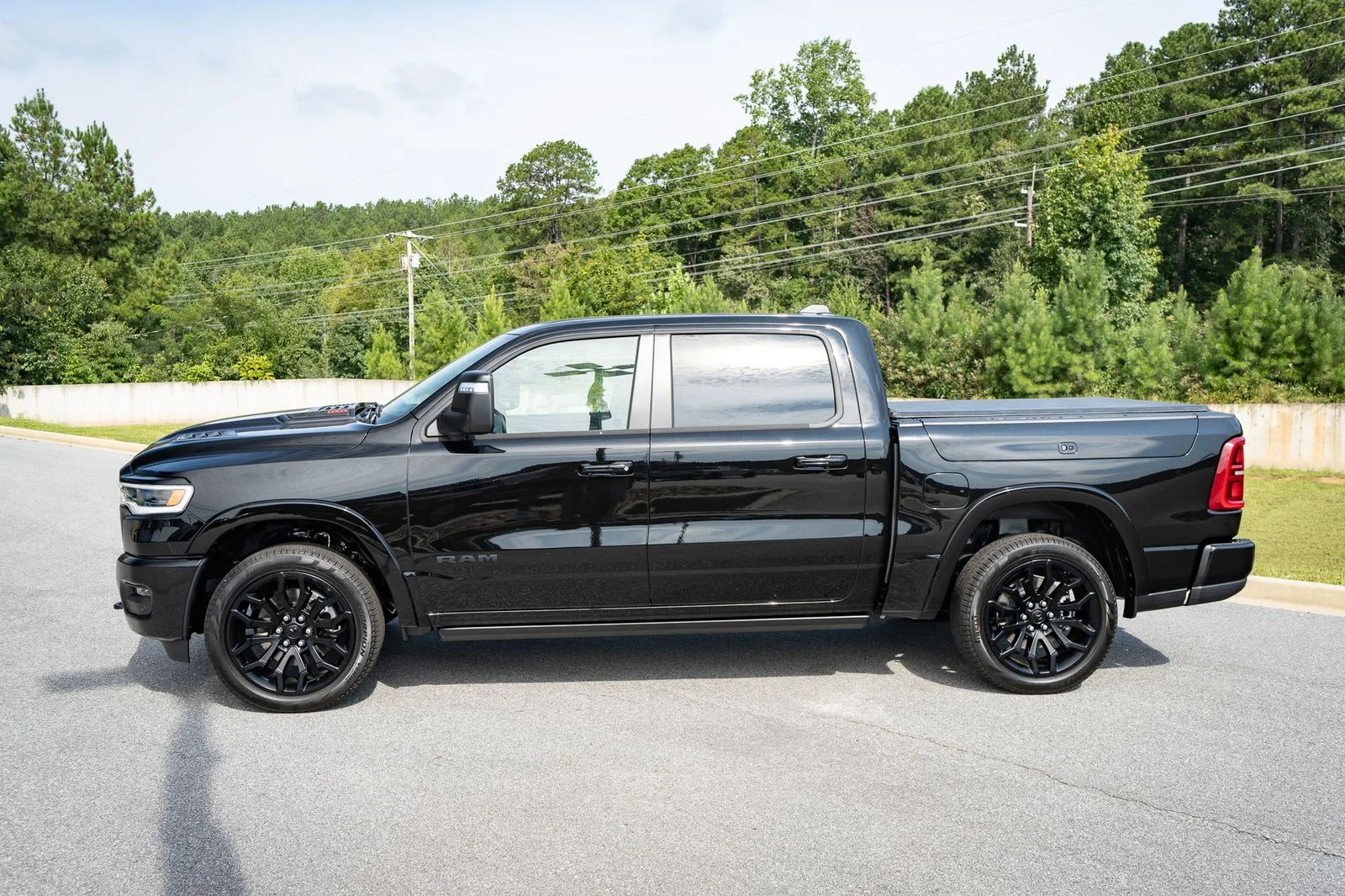 New 2026 Diamond Black Crystal Pearl-Coat Exterior Paint RAM Limited image 13
