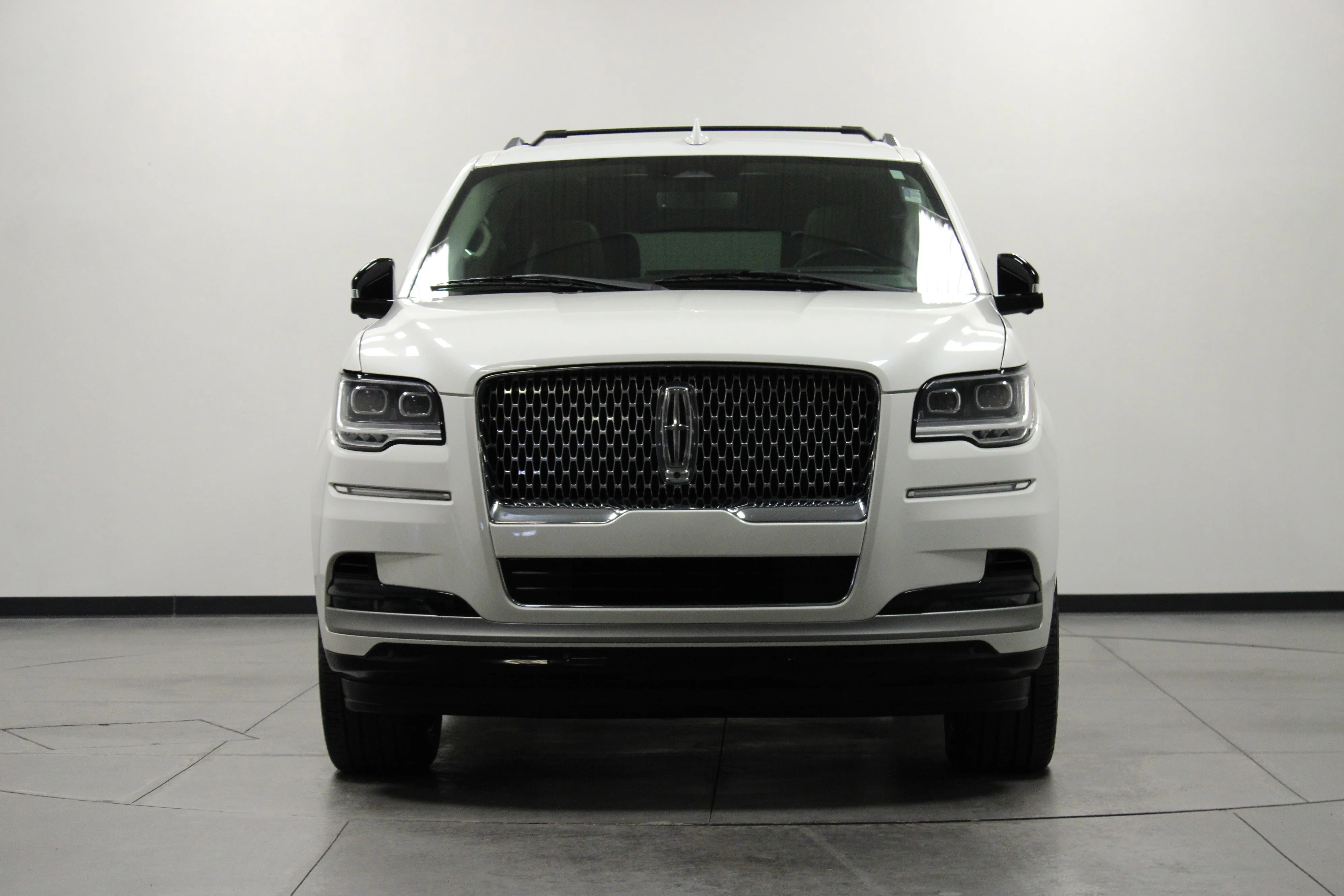 Used 2024 White Metallic Lincoln Reserve image 9