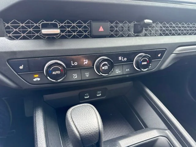 Used 2025 White Honda SE image 21