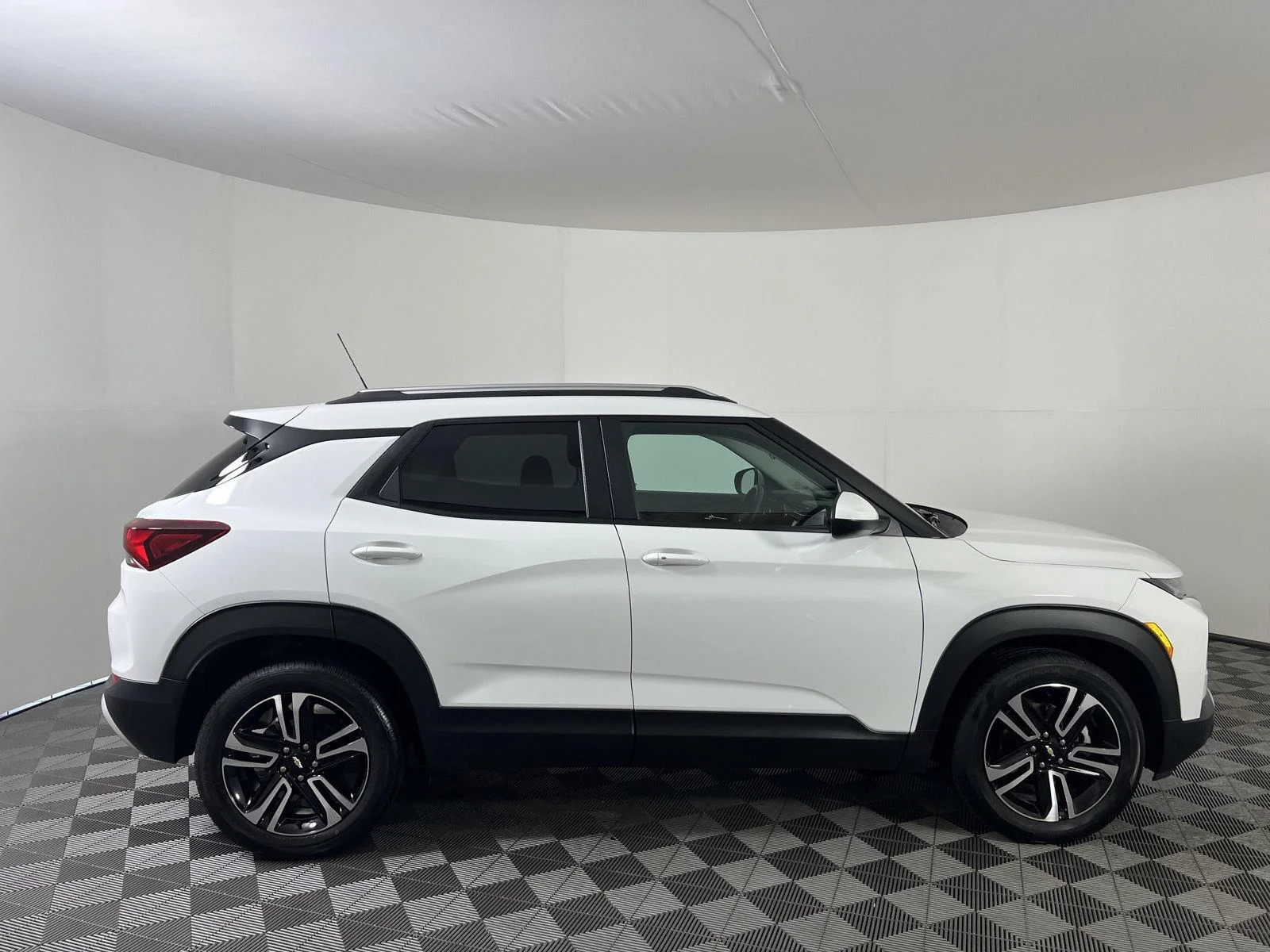 Used 2023 Summit White Chevrolet LT image 8