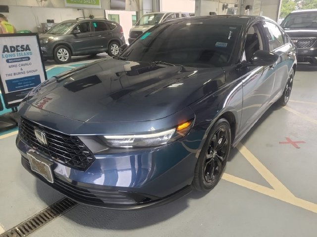 Certified Used 2025 Canyon River Blue Met Honda SE image 2