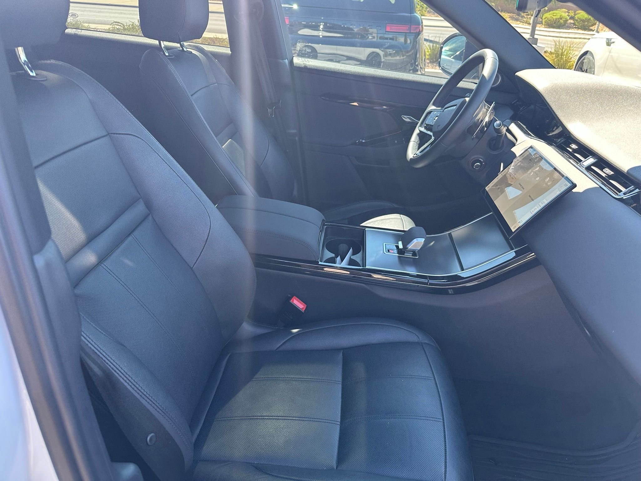 Used 2024 Fuji White Land Rover Dynamic image 4