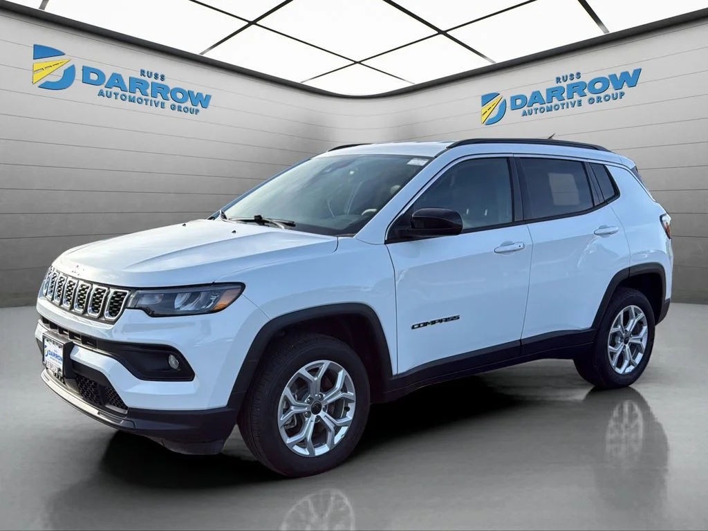 Used 2025 White/off-white Jeep Latitude image 1