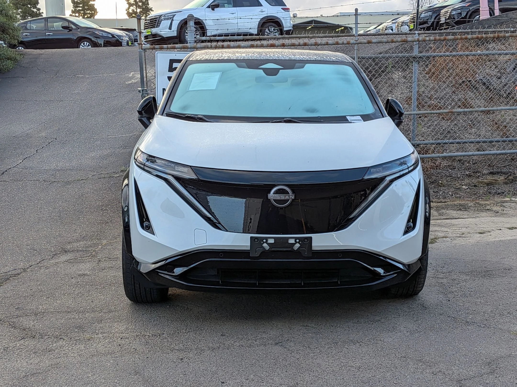 Used 2023 Everest White Pearl Tricoat/Black Diamond Pearl Nissan ENGAGE image 3