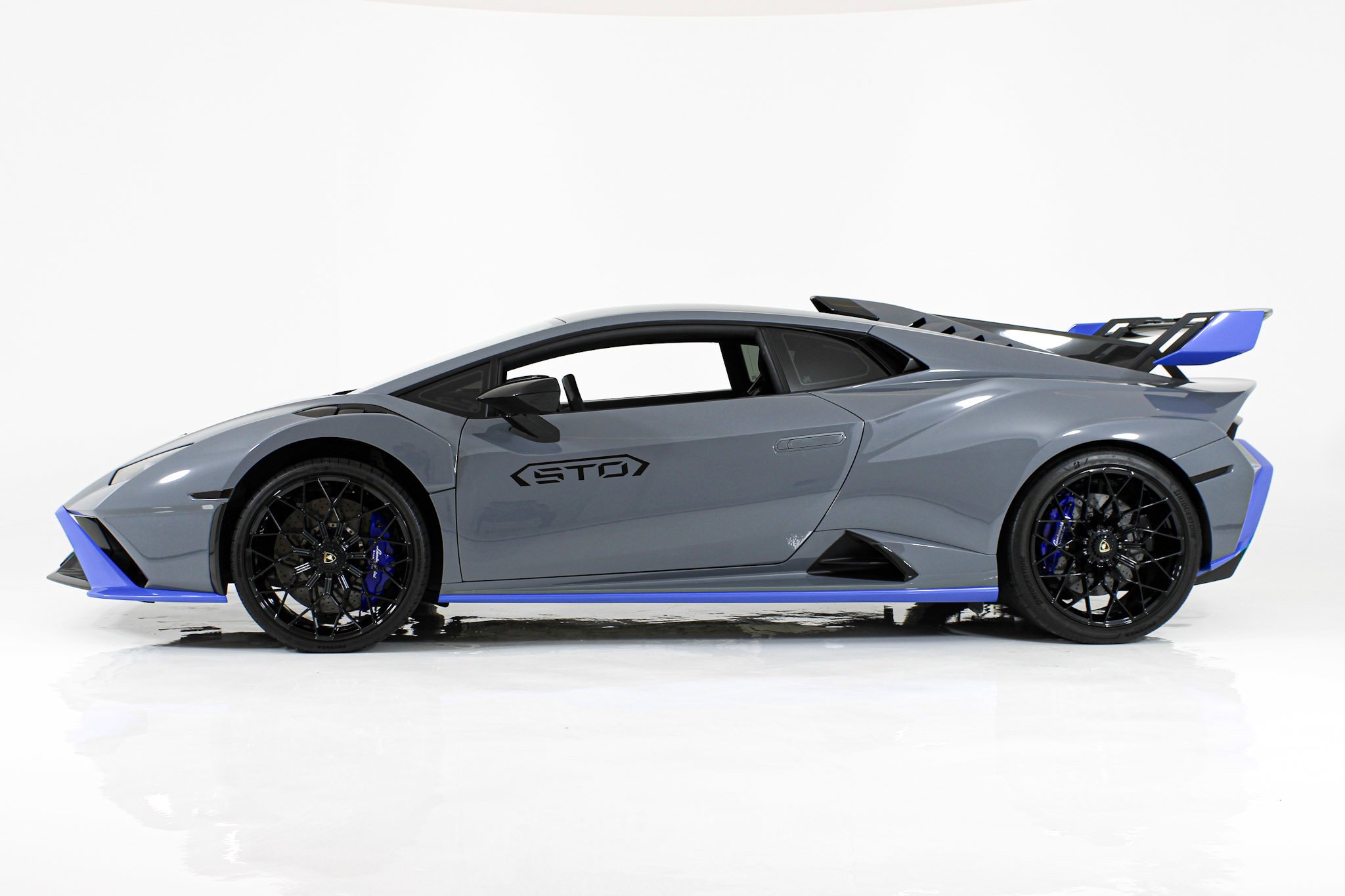 Used 2023 Gray Lamborghini  image 3