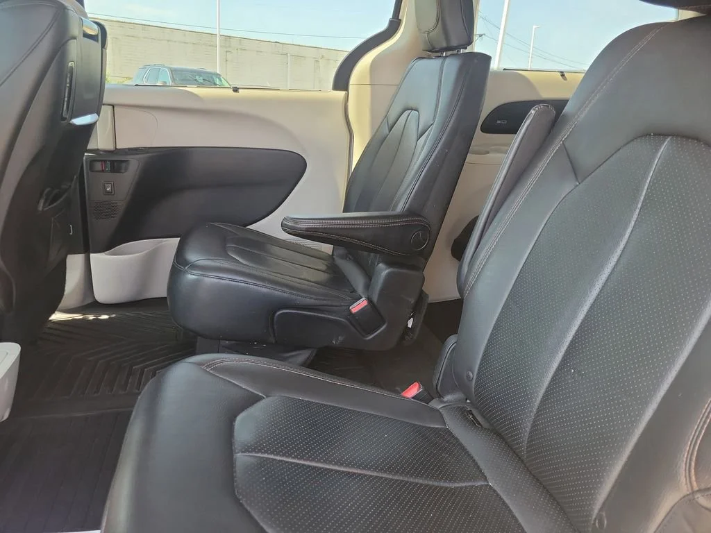 Used 2017 White Chrysler Touring-L Plus image 9