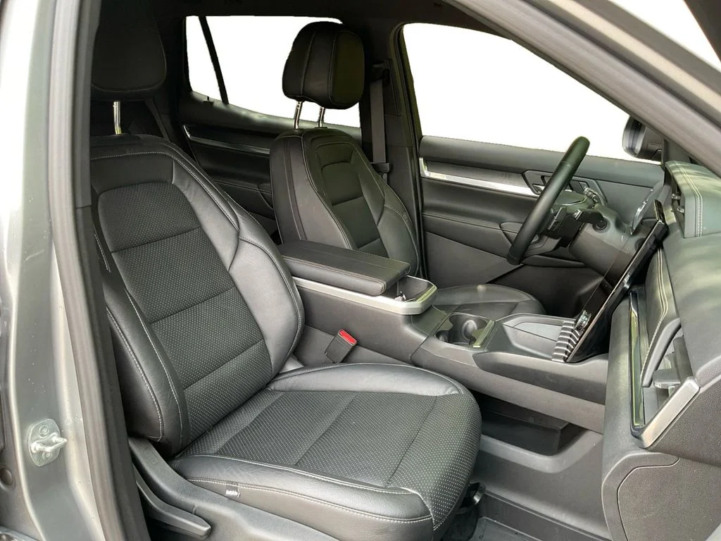 Used 2025 Silver GMC Elevation image 28
