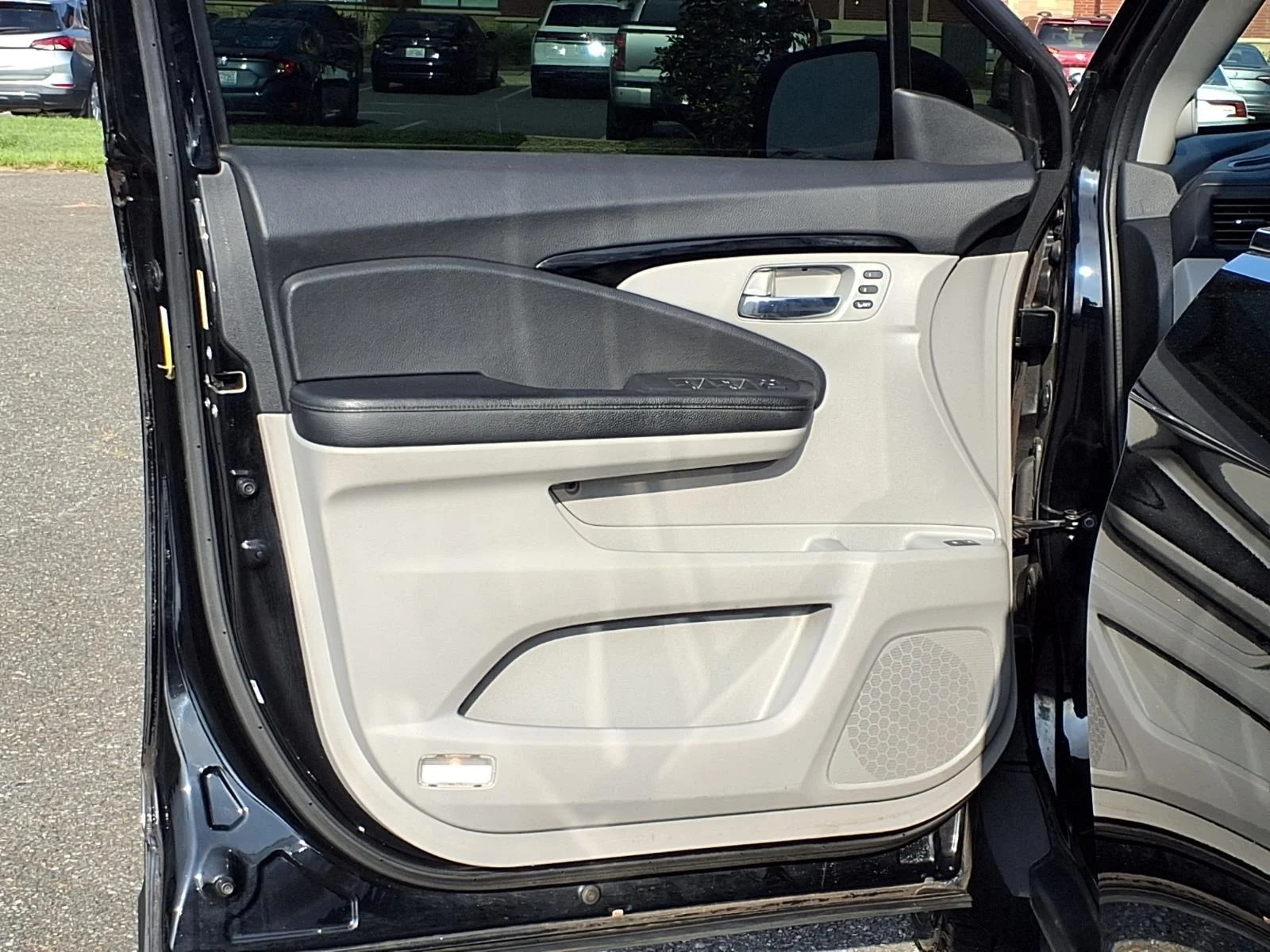 Used 2016 Crystal Black Pearl Honda Touring image 29