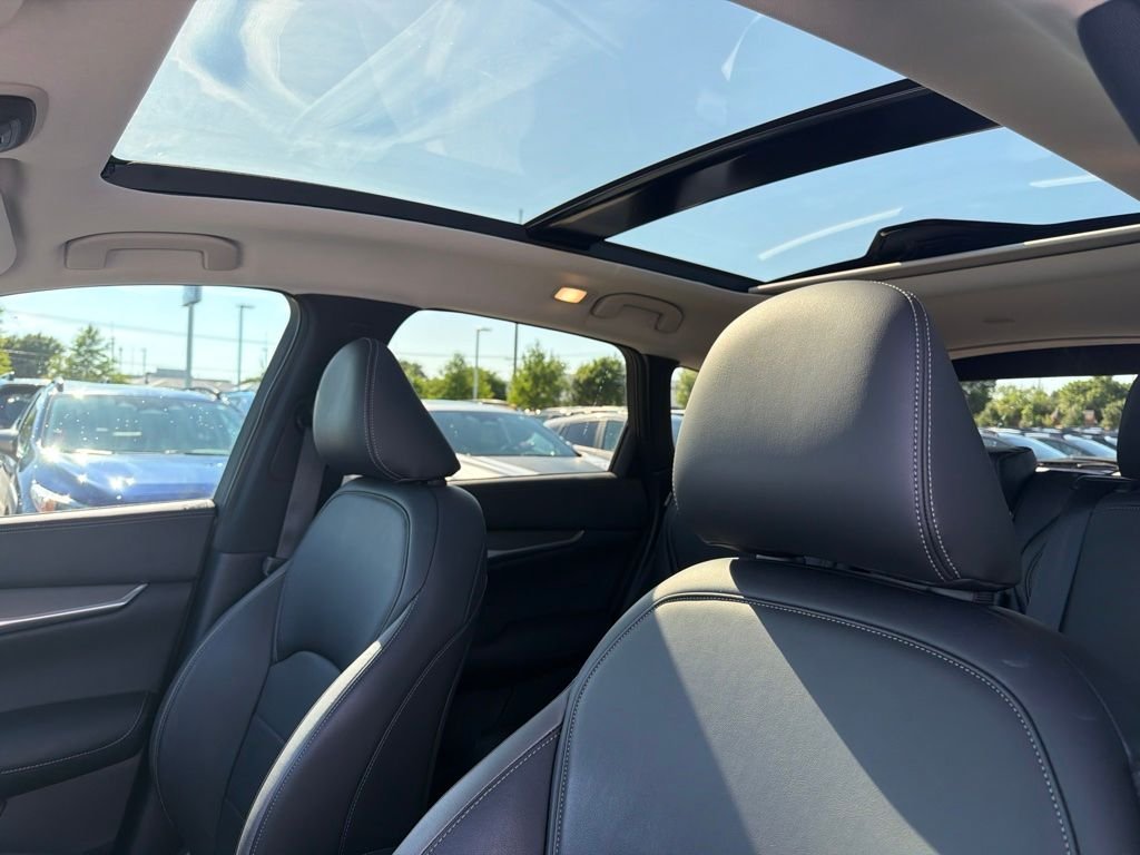Used 2023 White INFINITI LUXE image 5