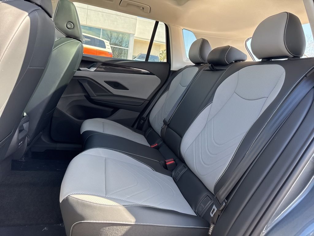 New 2026 Platinum Gray Metallic Volkswagen 2.0T SE image 24