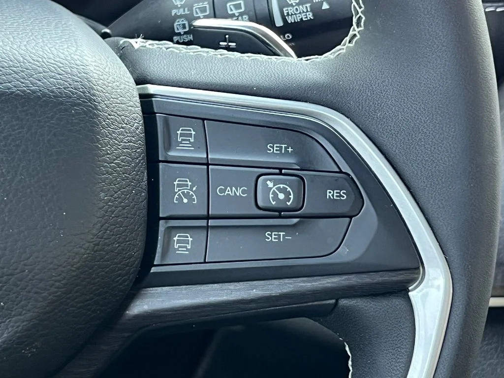 Used 2023 White Jeep Limited image 21