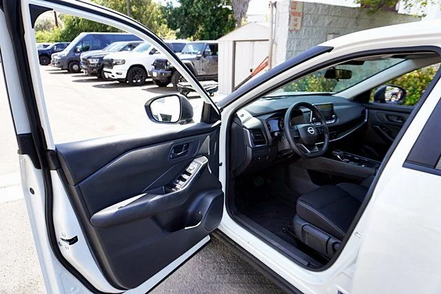 Used 2025 White Nissan S image 34