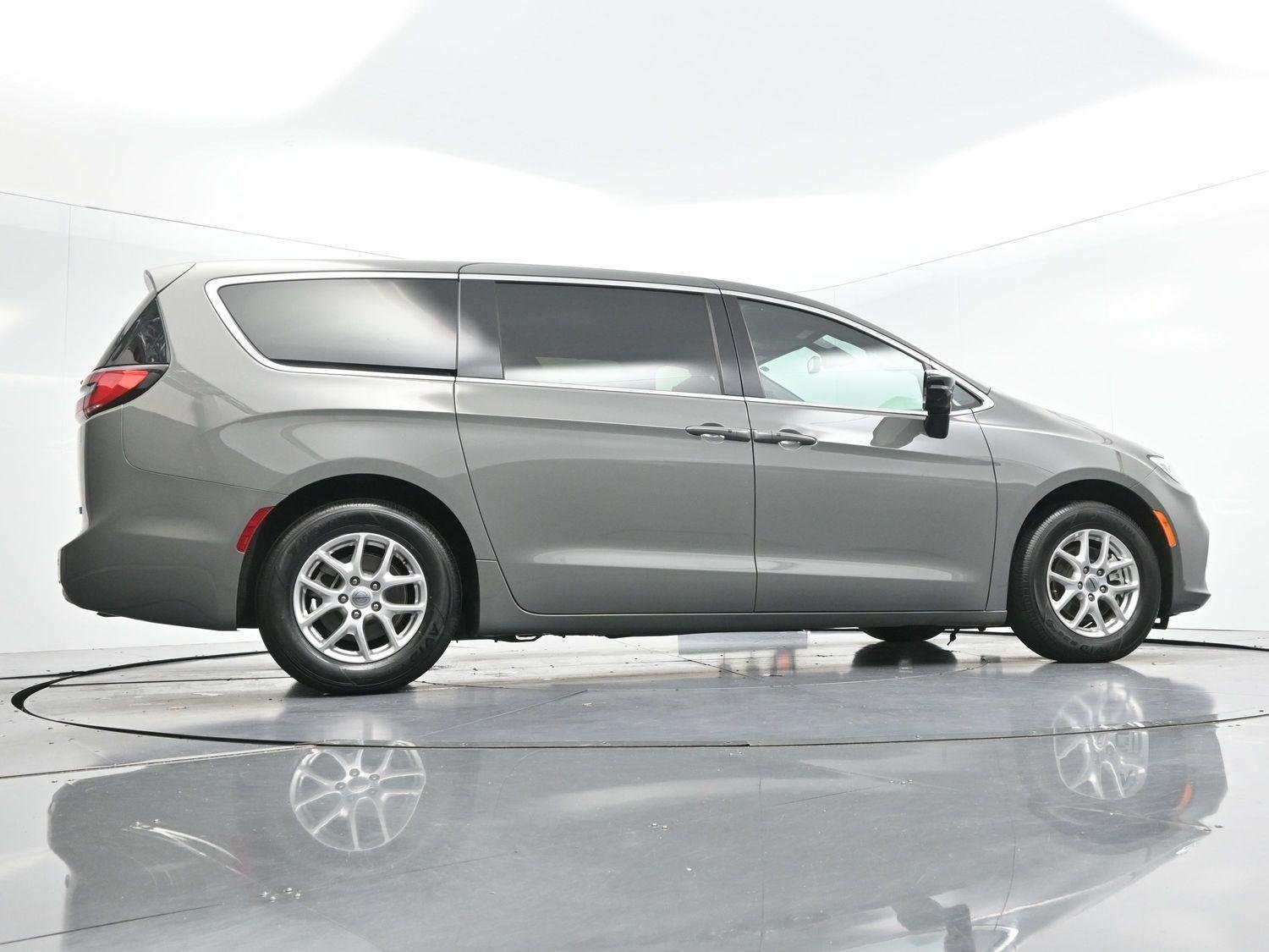Used 2025 Gray Chrysler Select image 78