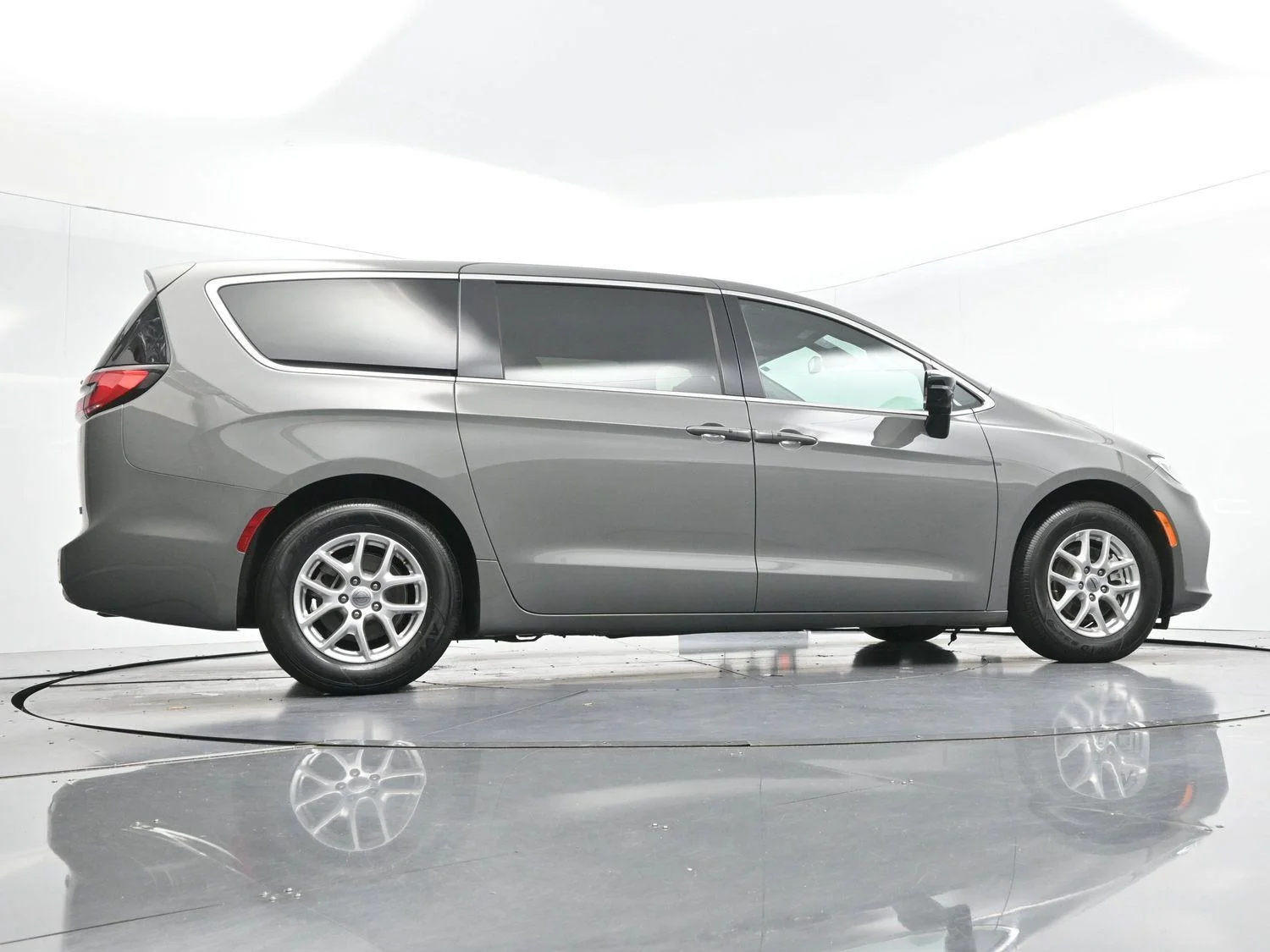 Used 2025 Gray Chrysler Select image 78
