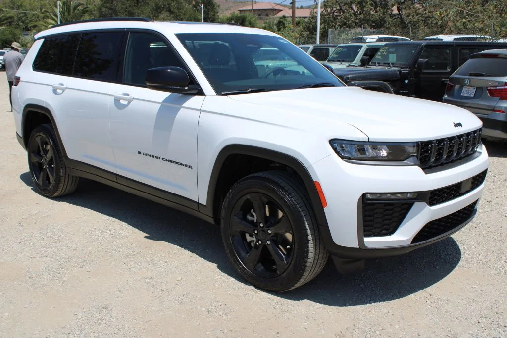 New 2026 Bright White Clear-Coat Exterior Paint Jeep Limited image 3