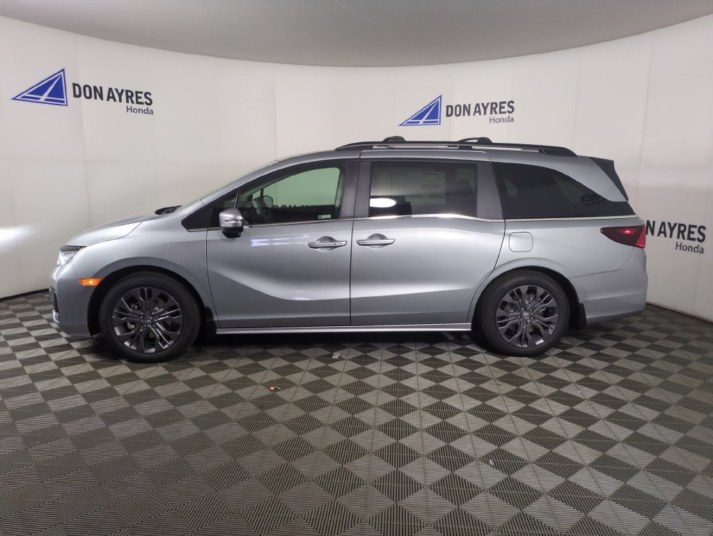 New 2027 Solar Silver Metallic Honda Touring image 2