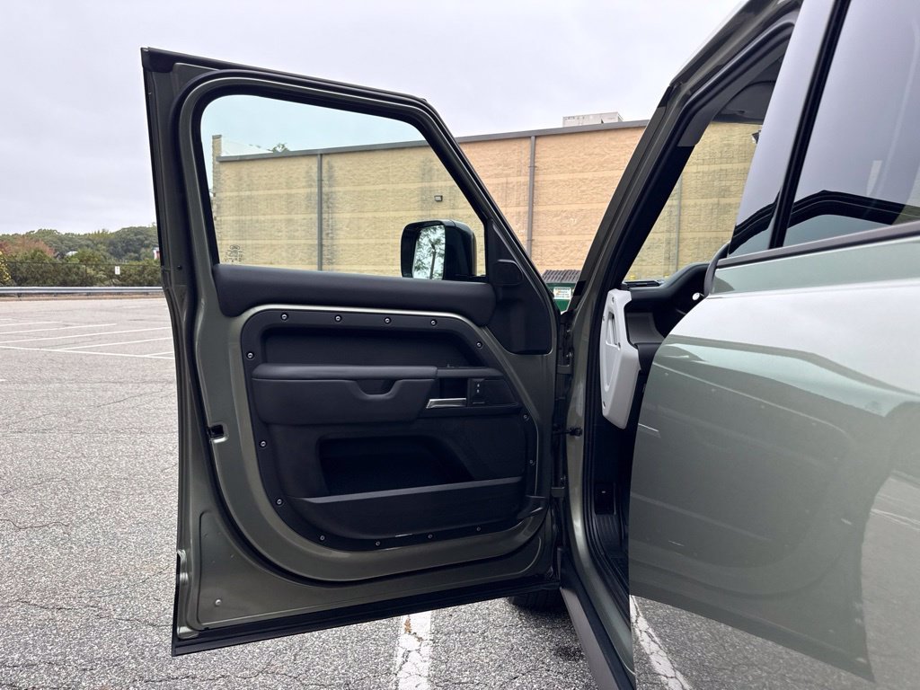 Used 2025 Green Land Rover S image 14