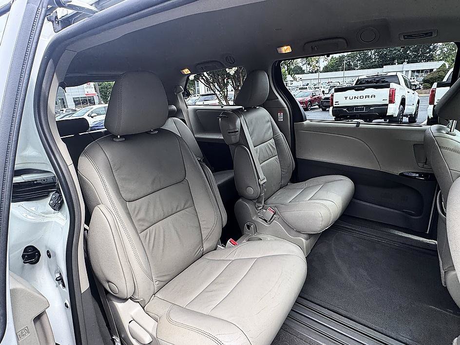 Used 2017 Blizzard Pearl Toyota XLE image 21