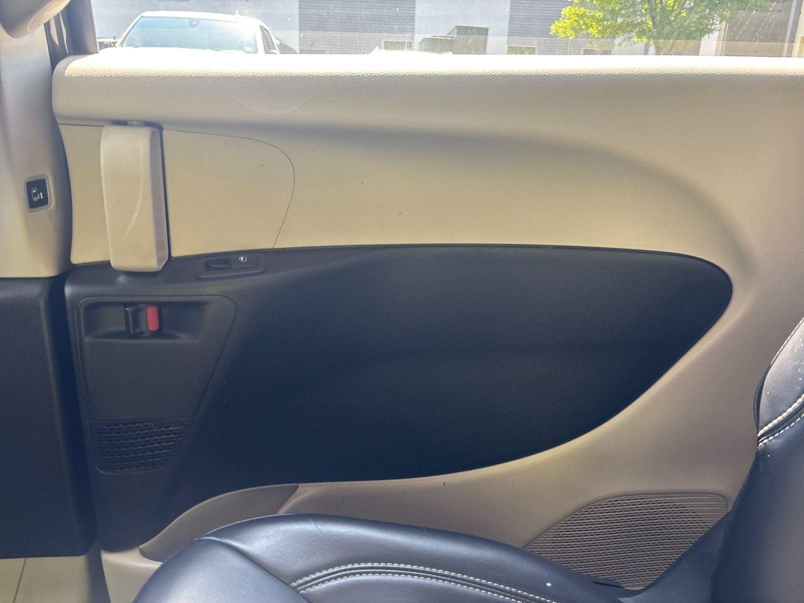Used 2023 Ceramic Gray Clearcoat Chrysler Hybrid Touring L image 31