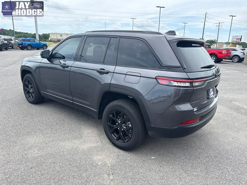 Certified Used 2025 Metallic Jeep Altitude image 5
