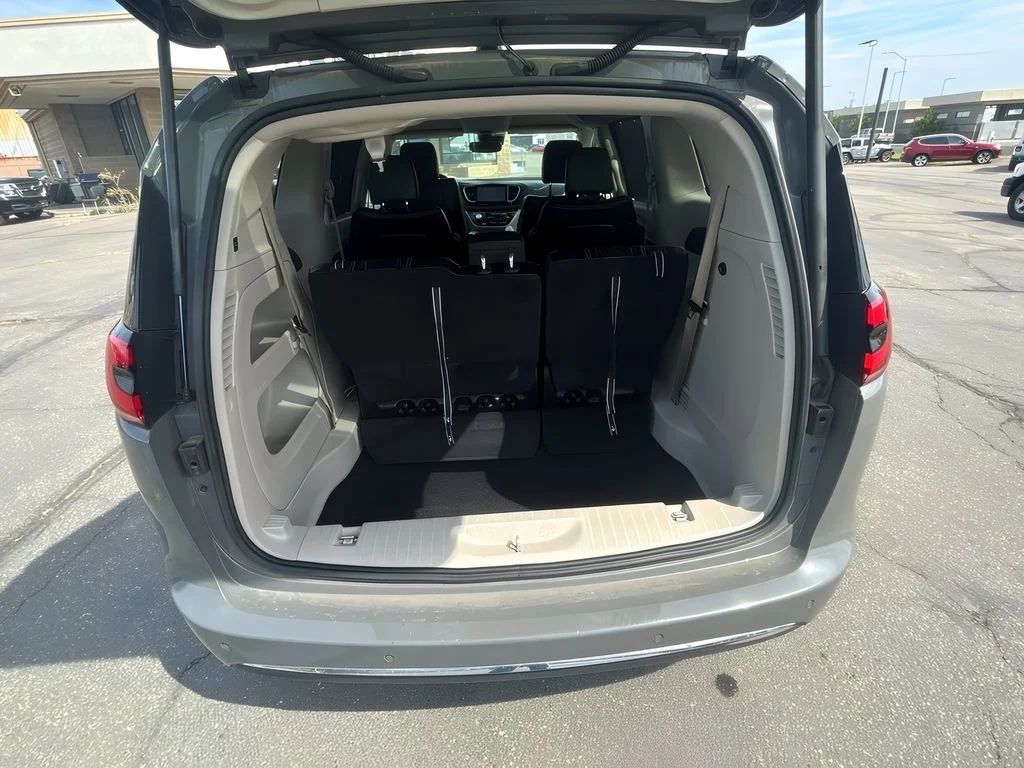 2023 Chrysler Pacifica Touring L - Photo 12