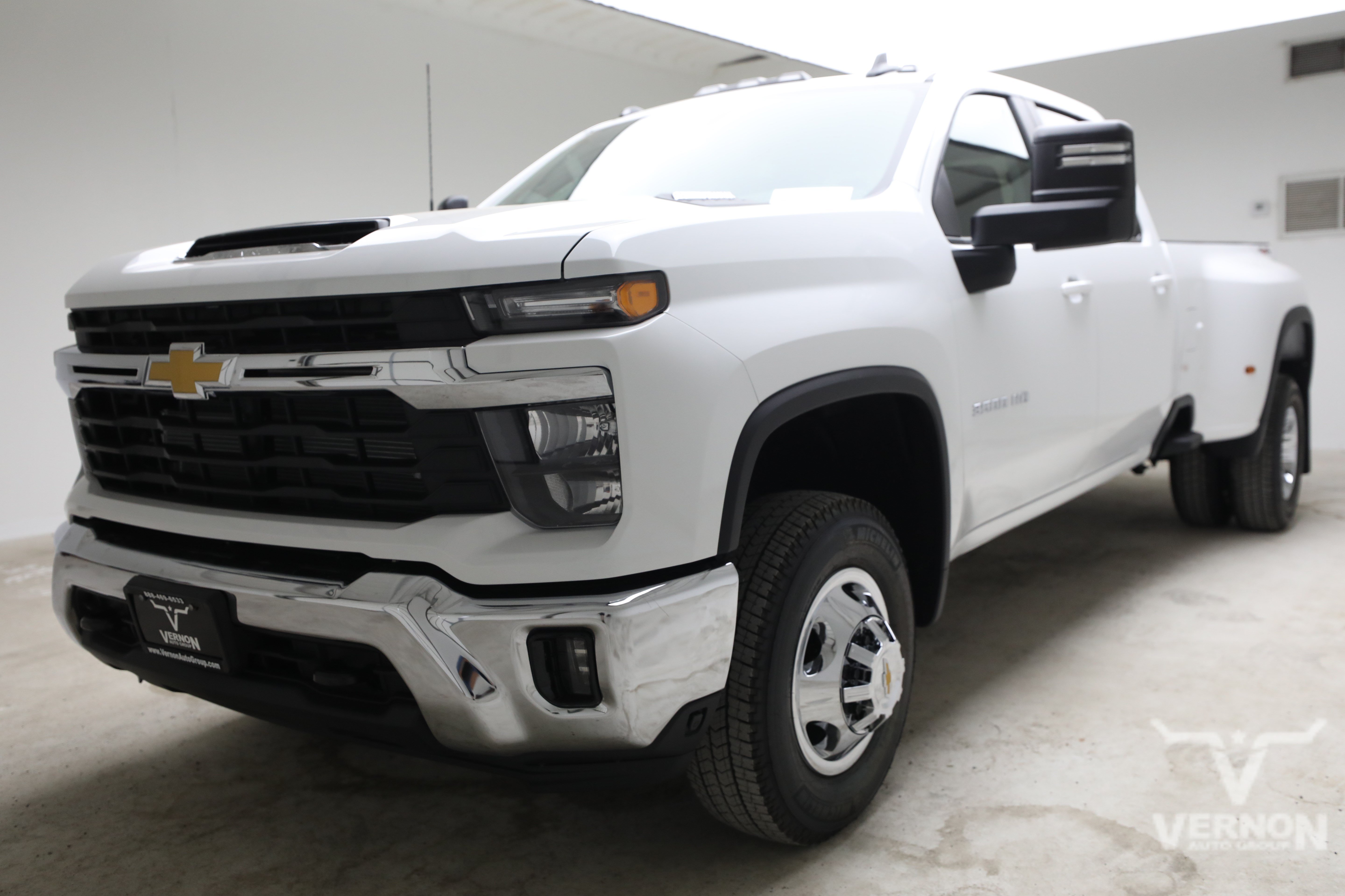New 2026 Summit White Chevrolet N image 1