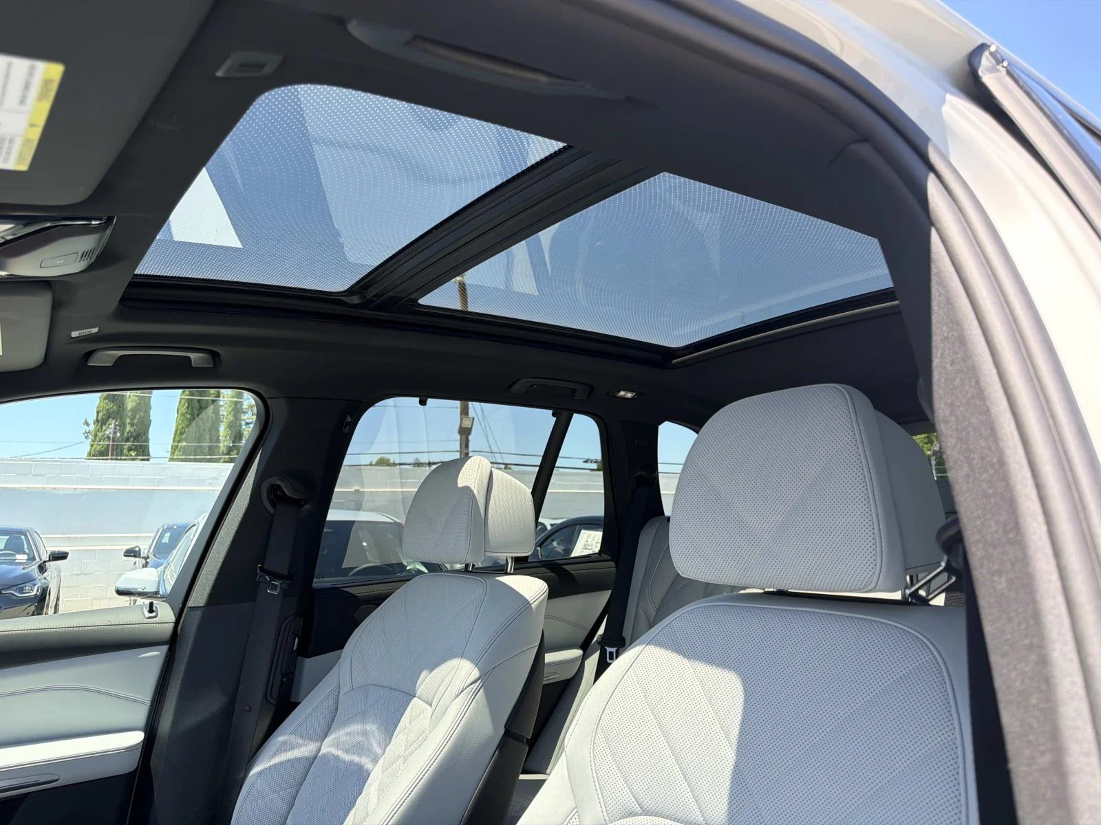 New 2026 Mineral White Metallic BMW xDrive50e Plug-In Hybrid image 18