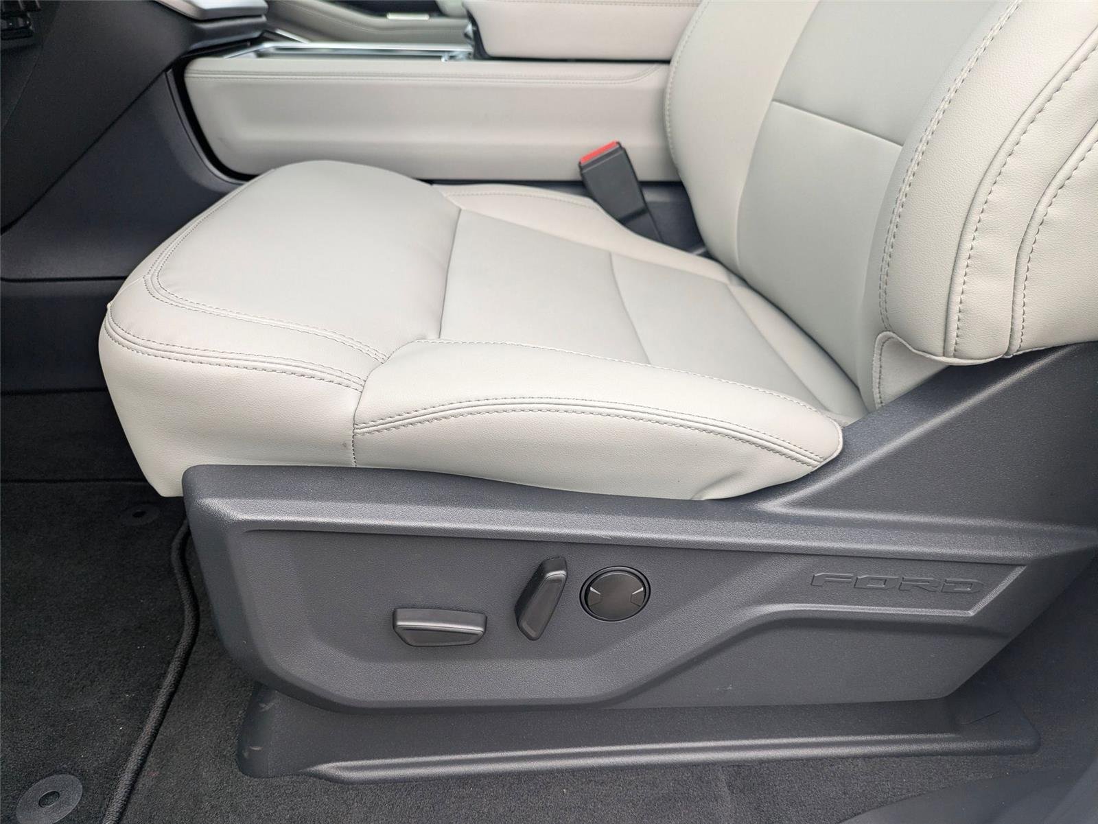 New 2026 Star White Metallic Tri-Coat Ford Active image 15