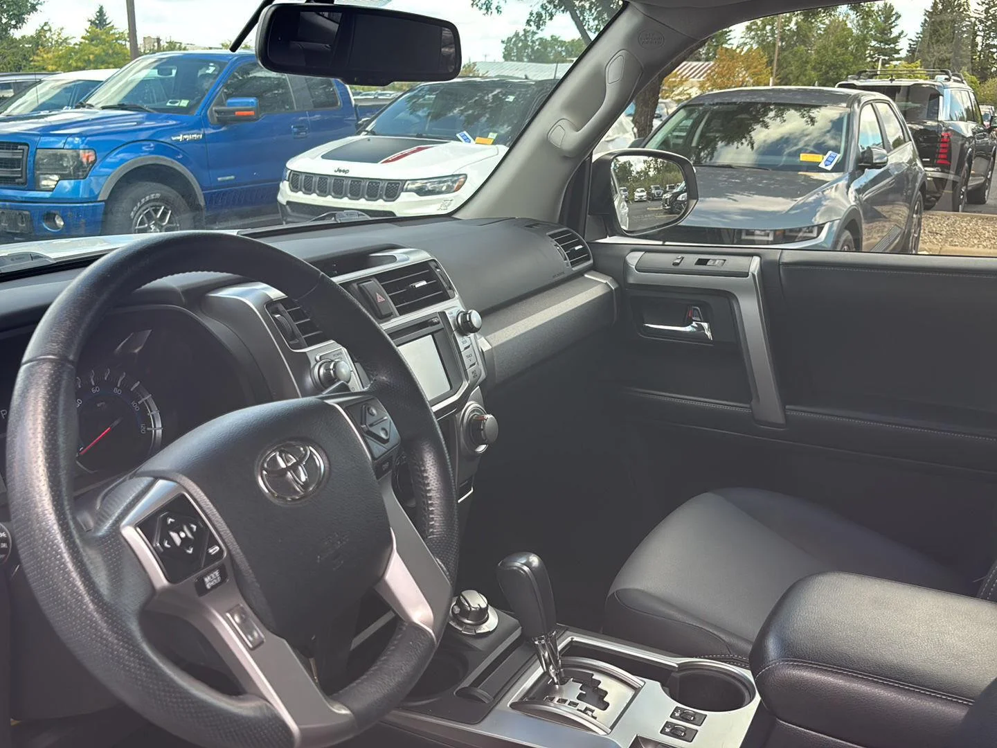 Used 2017 Super White Toyota SR5 Premium image 10