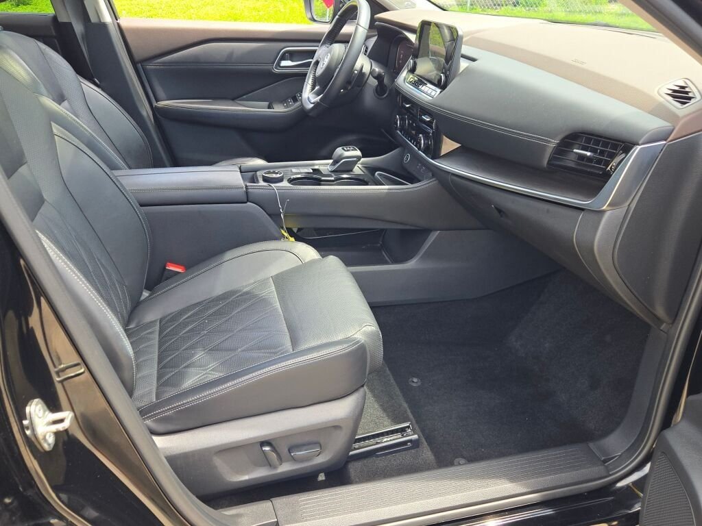 Used 2021  Nissan Platinum image 9