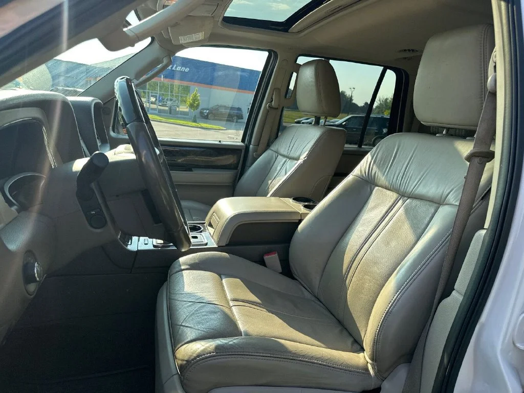 Used 2015 White Lincoln Base image 5
