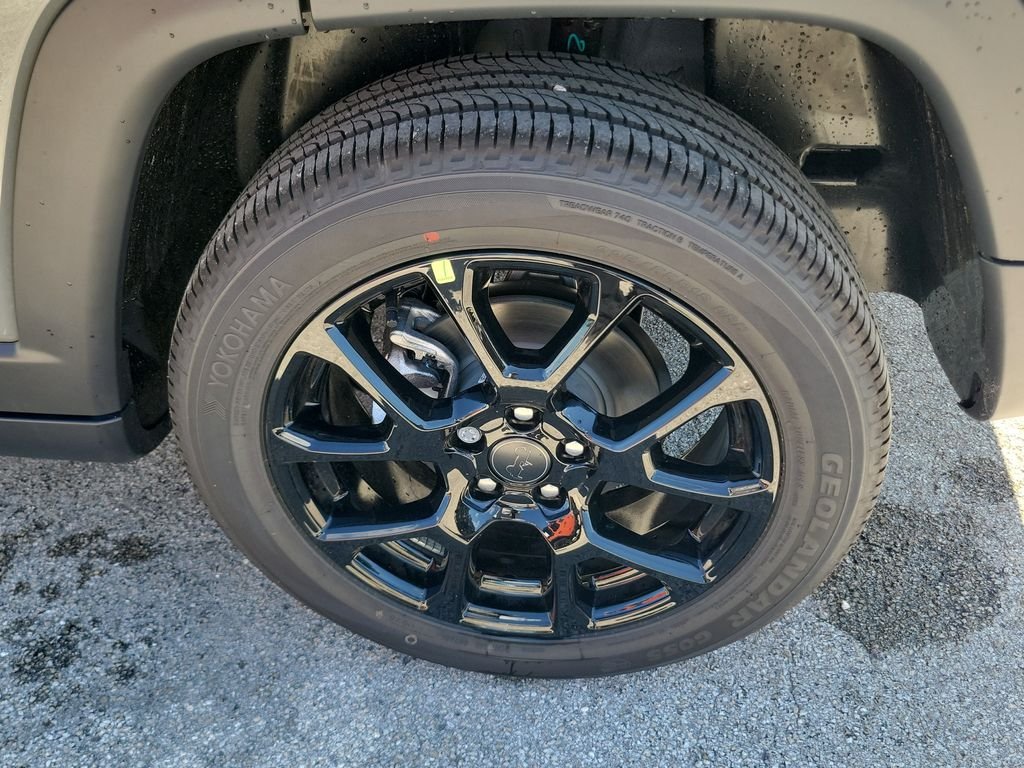 New 2026 Sting-Gray Clearcoat Jeep Latitude image 9