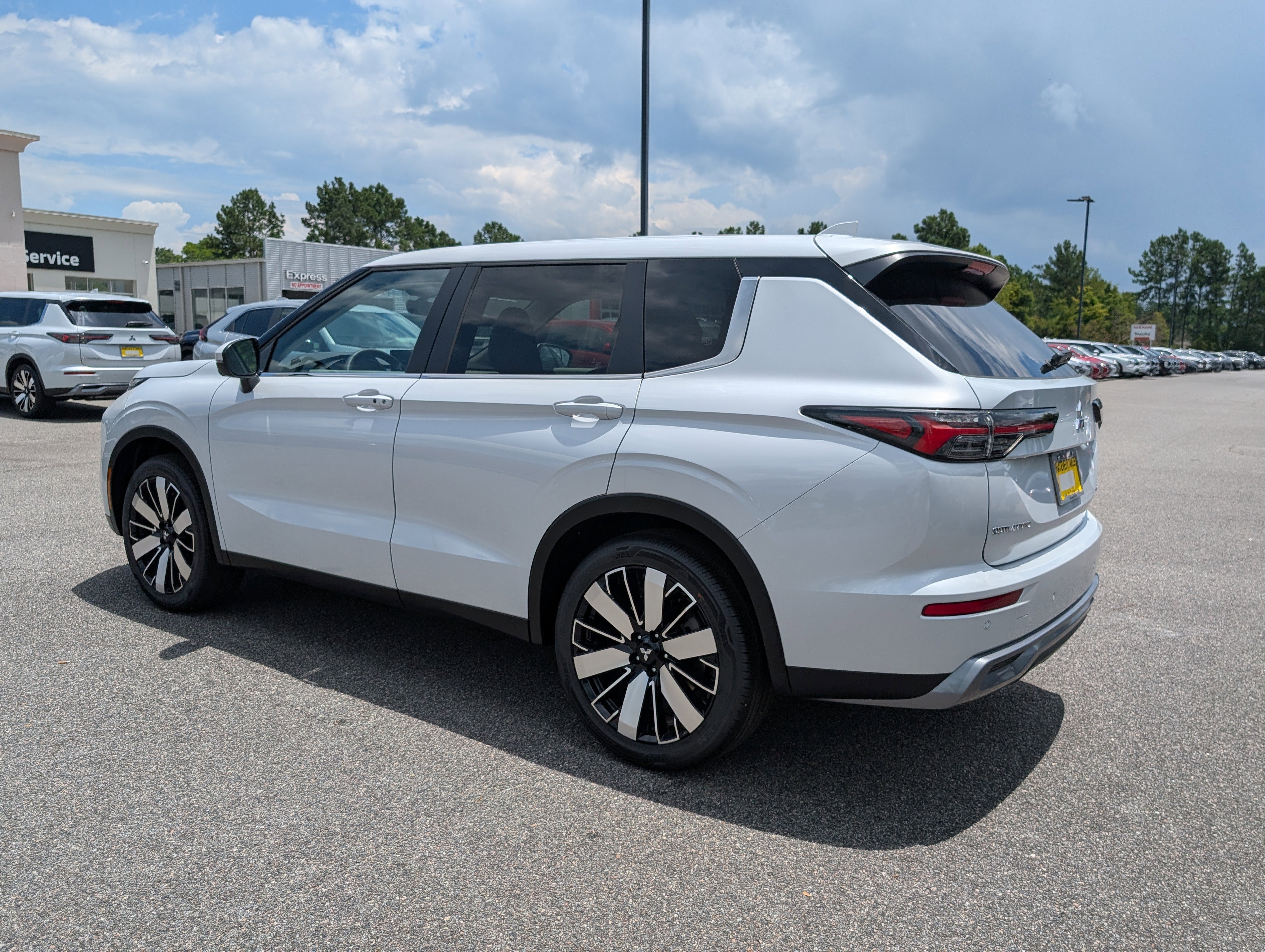 Used 2025 White Diamond Mitsubishi SE image 11
