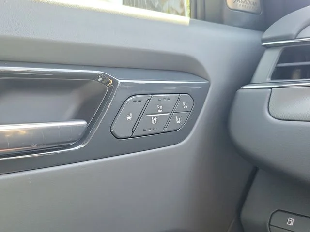 New 2026 Glacial White Pearl Kia Land AWD image 30