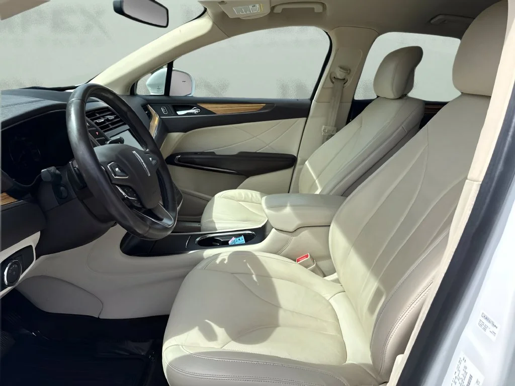 Used 2015 White Lincoln Base image 9