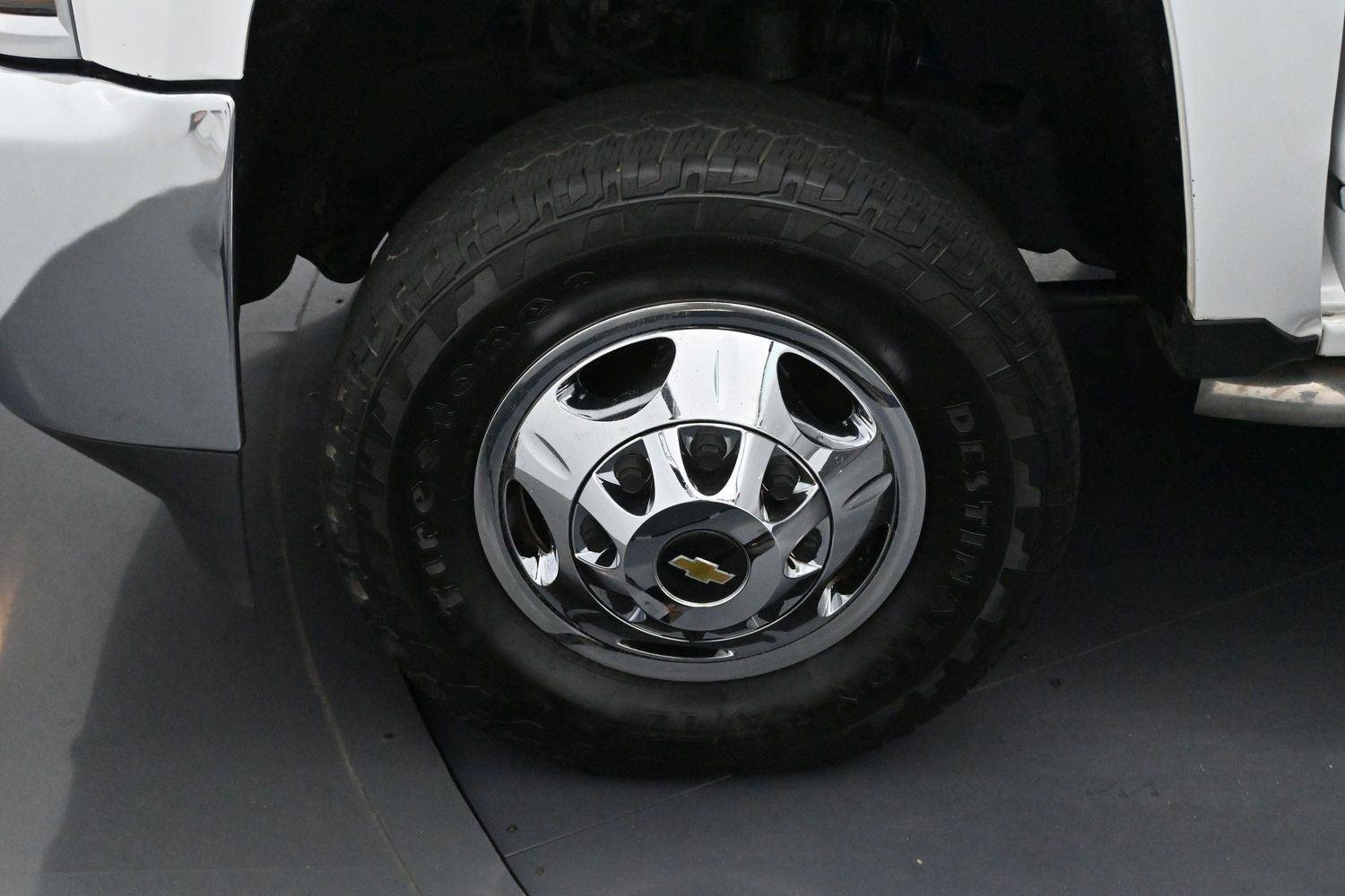 Used 2018 SUMMIT WHITE Chevrolet LTZ image 31
