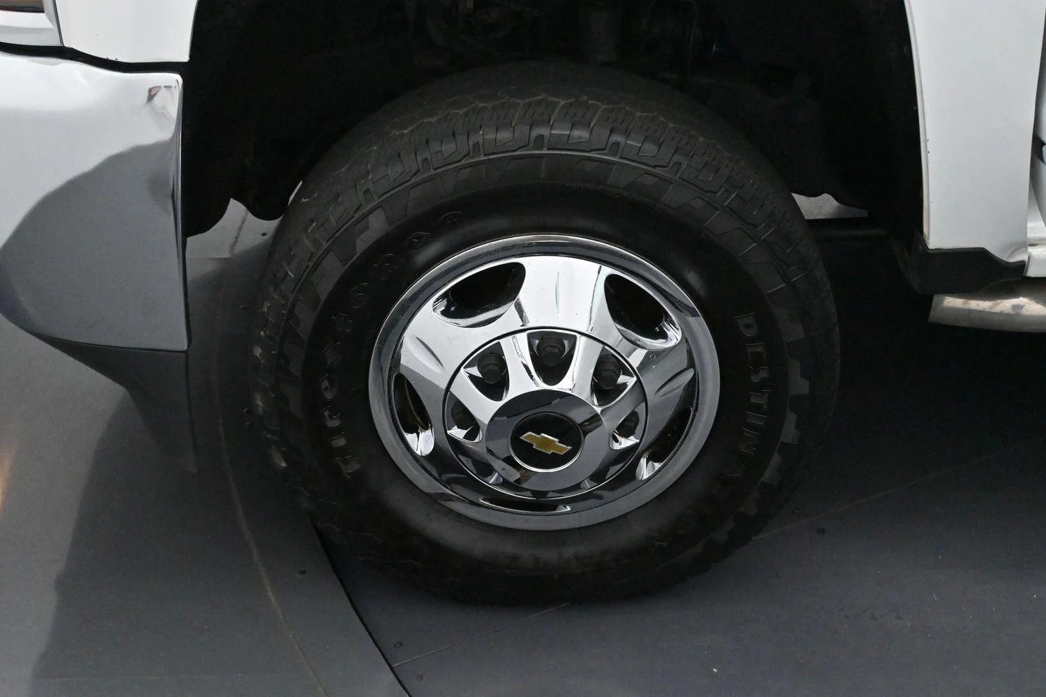 Used 2018 SUMMIT WHITE Chevrolet LTZ image 31