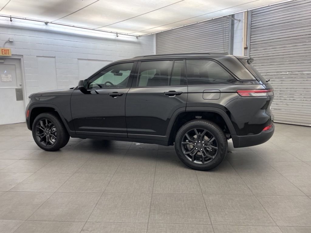New 2025 Diamond Black Crystal Pearl-Coat Exterior Paint Jeep Limited image 5